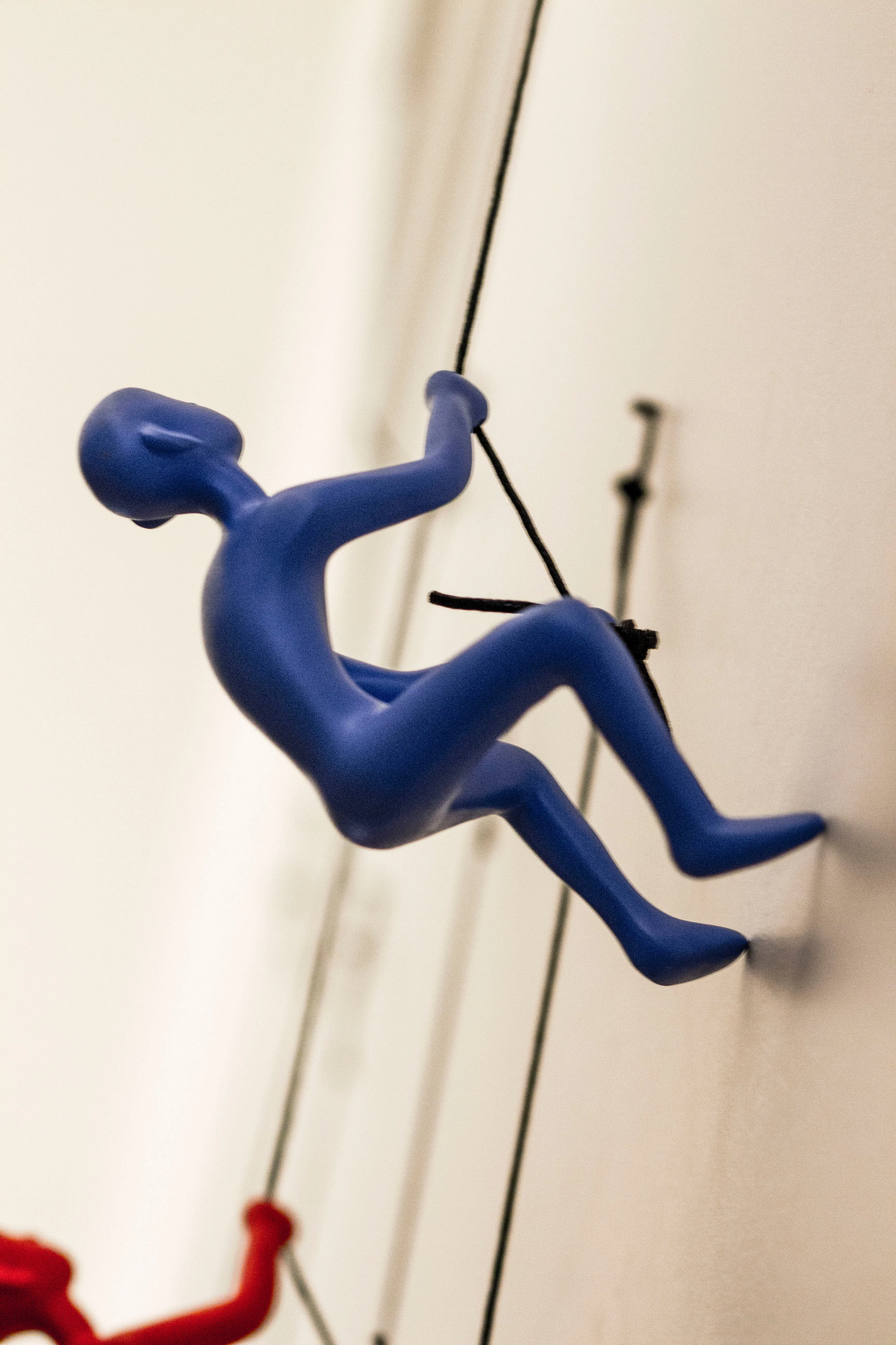 Climbing Man Home Decor Classic Wall-Art Sculpture - BLUE